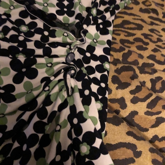 𝅺Max Studio size small green & brown print faux wrap top shirred side - Picture 6 of 8